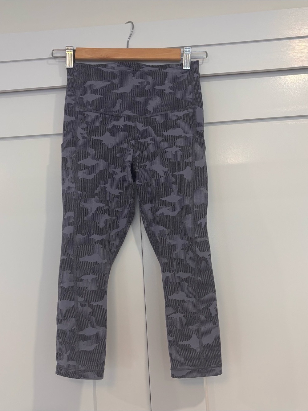 Athleta Ultimate Stash Pocket Texture Camo Capri XSP